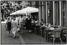 401809 Afbeelding van het terras op het trottoir op de hoek van de Korte Jansstraat en het Janskerkhof te Utrecht.